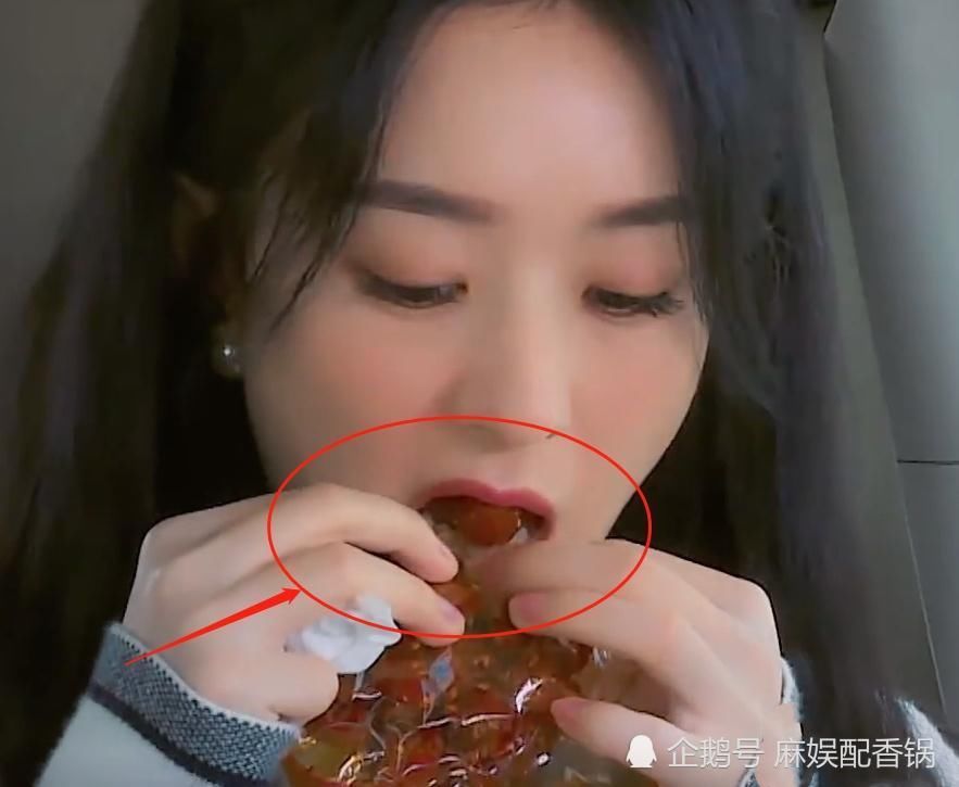 赵丽颖|赵丽颖吃饭没带筷子,看清她用什么代替筷子时,这才是收视女王的体面