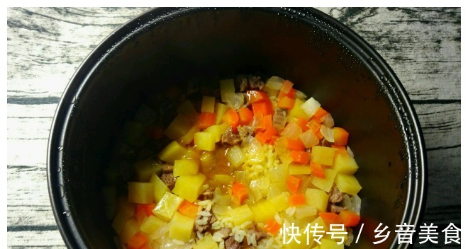 剩饭|婆婆把剩饭和牛肉放锅里，半小时后，酱香浓郁，上桌必被抢光！