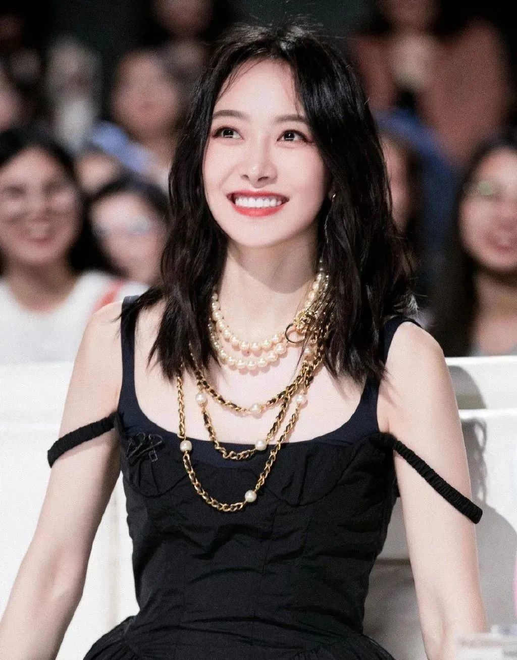 穿T恤的时候 戴什么项链最时髦?