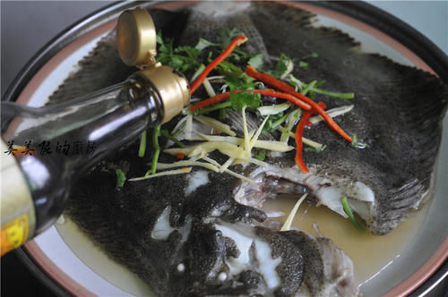 清蒸多宝鱼，只需简单两步！细嫩无腥味，比饭店做的还要鲜！