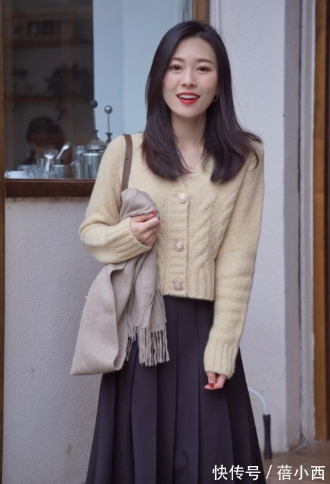 乐福鞋 终于明白“奶奶衫”为什么是2022最火单品,简约耐看还显瘦,超美