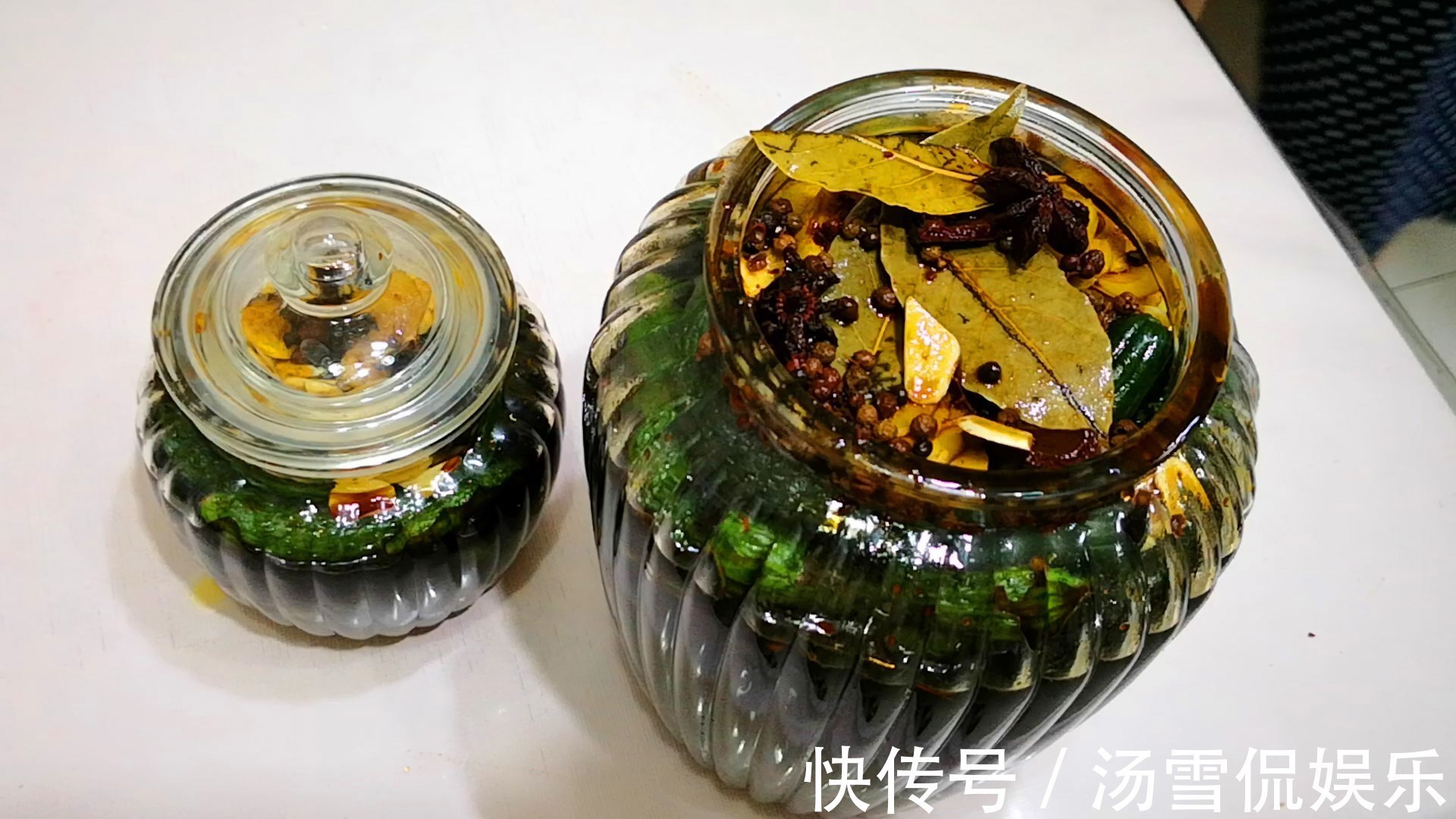 阳台上|腌黄瓜时,只会加盐就外行了,多加1味调料,又脆又绿格外香!