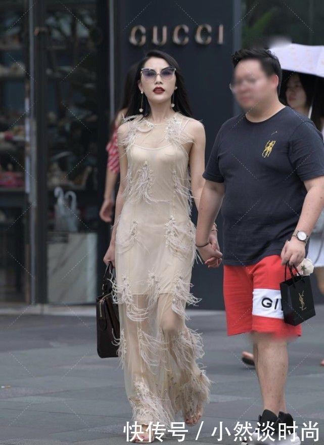 卡其色连衣裙搭配棕色手包,不仅拥有美丽脸庞,而且拥有高贵气质