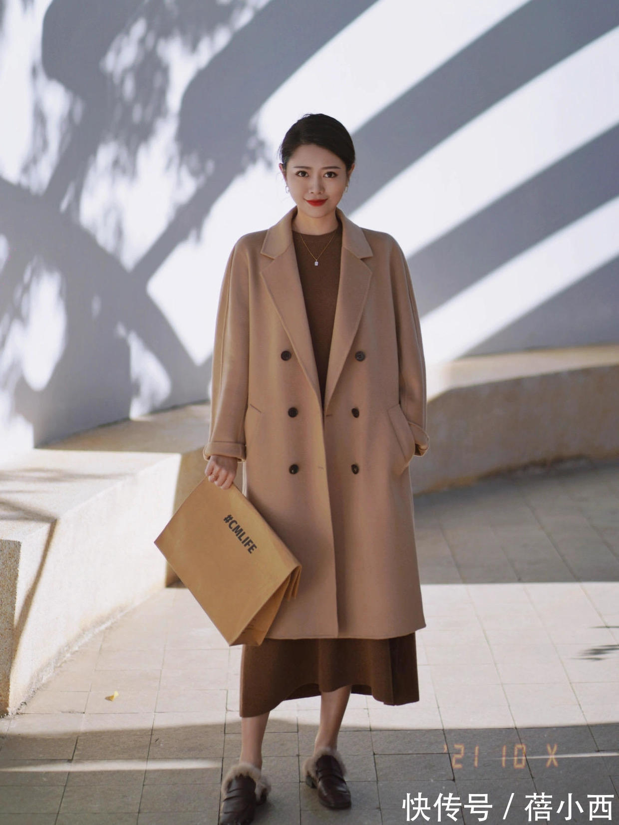 牛仔裤|冬季穿这5个“神仙色大衣”真香，搭配牛仔裤、半身裙高级显气质