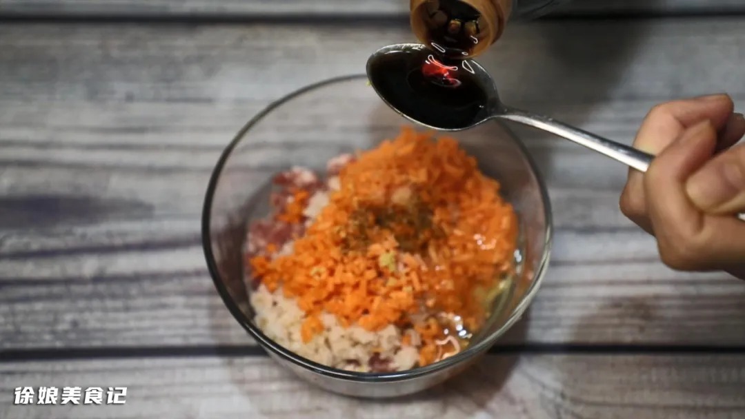 莲藕最有仪式感的做法,加入一个鸡蛋放锅里蒸一蒸,营养又美味,上桌吃光光