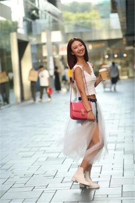街拍:小姐姐笑容甜美,牛仔短裤外加层白纱,尽显优雅的女神范儿