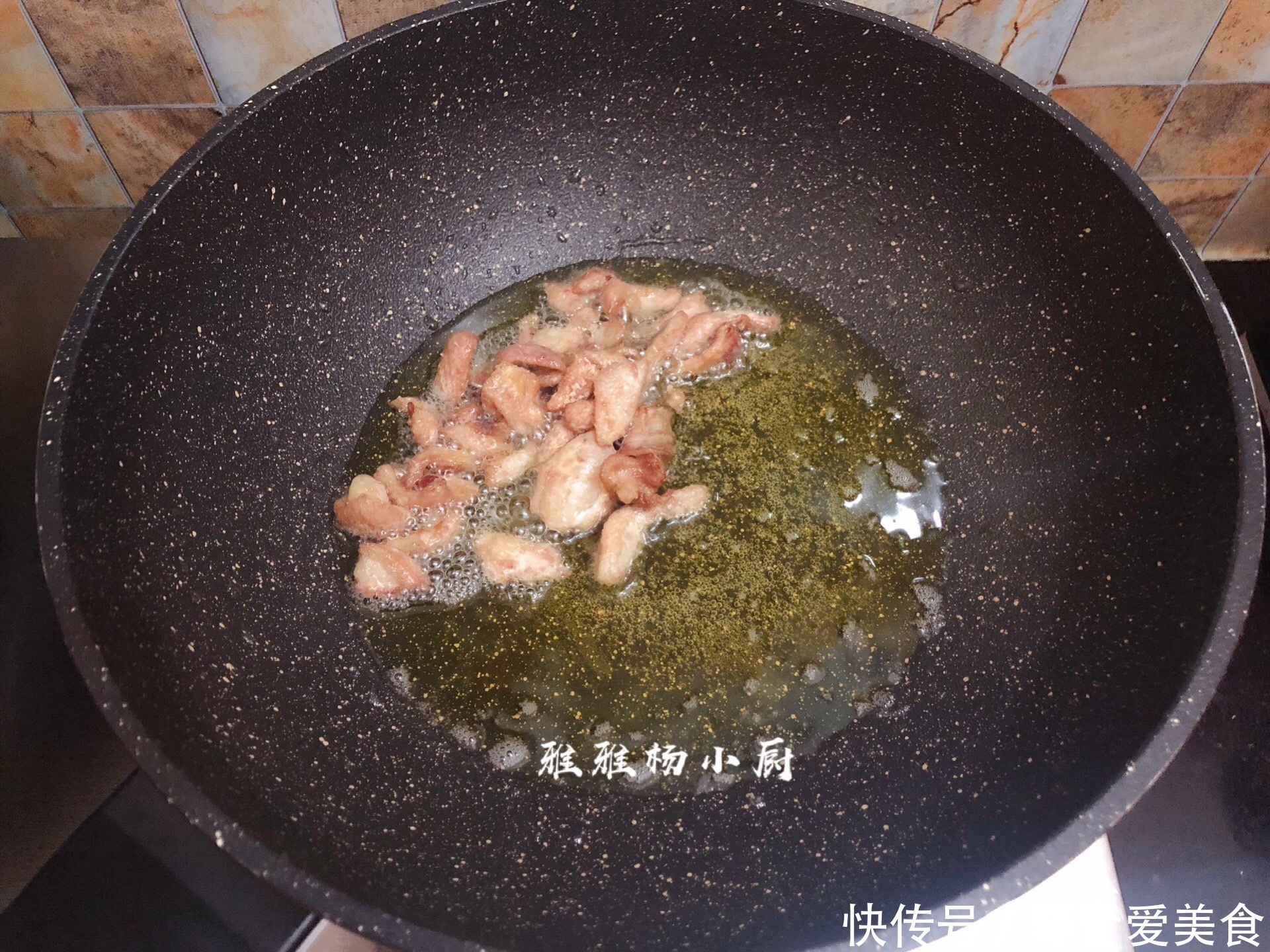  把鸭皮|鸭肉和此是绝配，简单爆炒，香嫩开胃，润而不燥，下酒又下饭