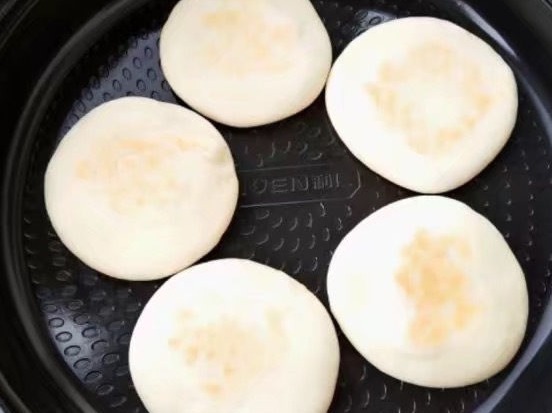 一碗面粉，2个鸡蛋，不用烤箱，一个电饭锅就可以做出美味的面包