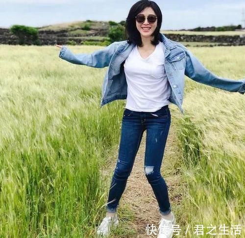气息|紧身牛仔裤时尚又百搭，舒适简约，尽显女性的柔美气息