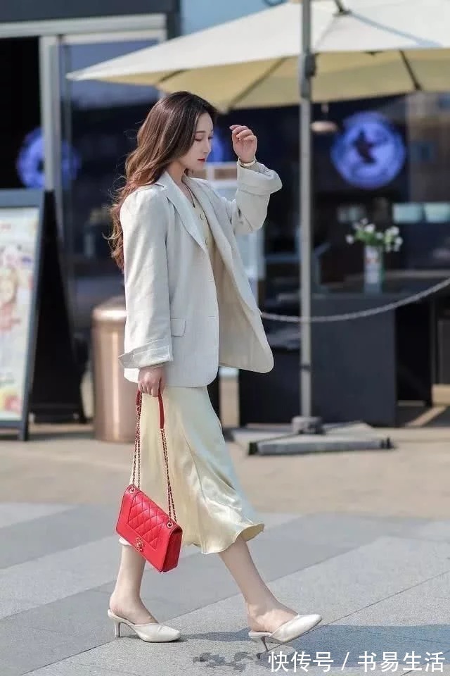 眼镜|街拍:扎短马尾的小姐姐,戴上一副眼镜,很有御姐的风范呢