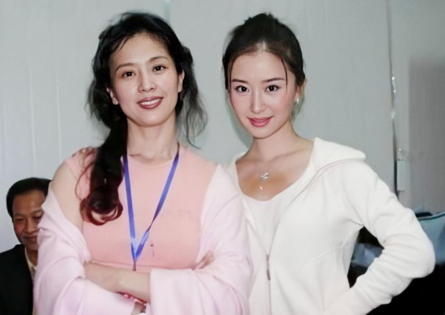 父亲|90后辣妈带娃外出,父亲身高让路人感觉匪夷所思:我眼花了