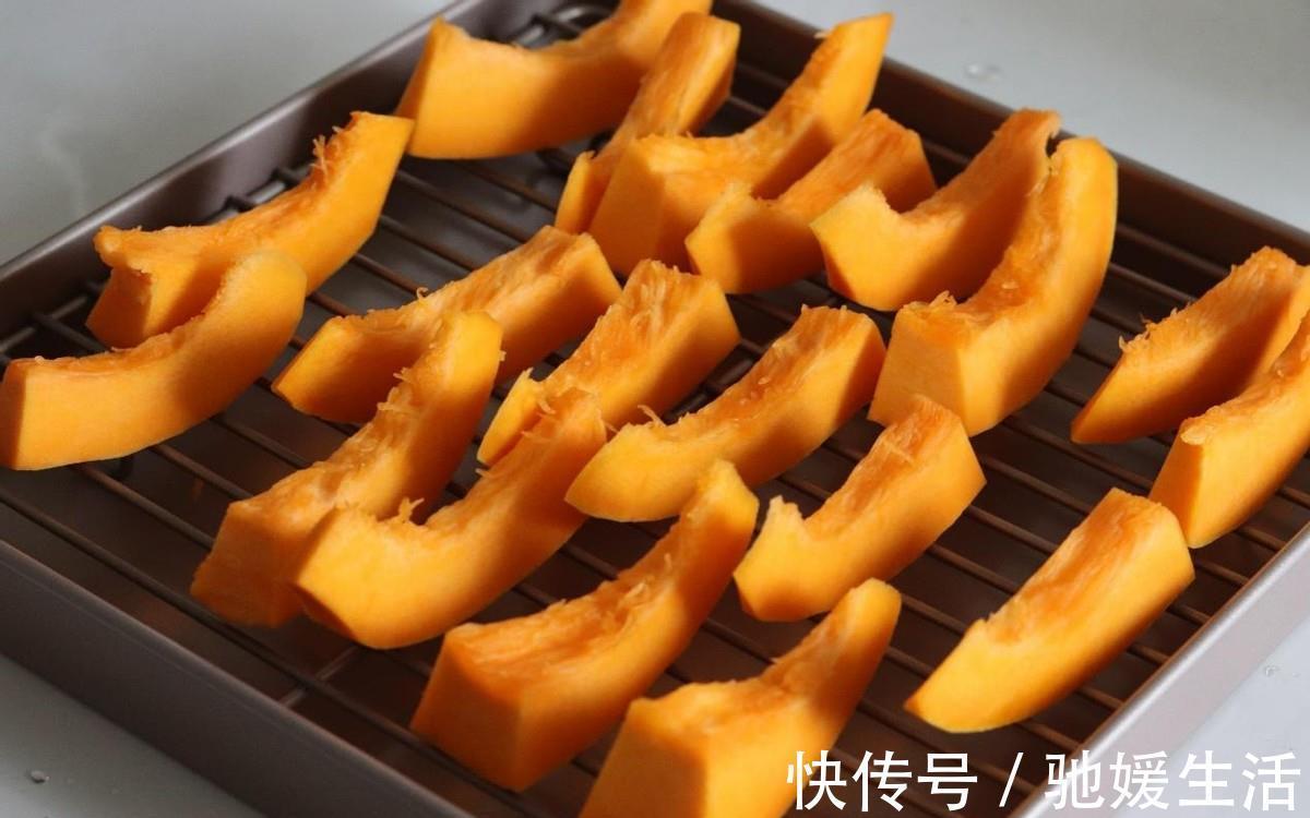 南瓜块|自制奶香南瓜小馒头，不用烤箱，制作简单，一个平底锅就能搞定