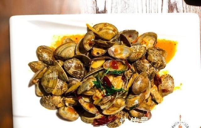 老公对家人从不小气，周末做一桌子饭菜，老婆女儿心满意足幸福！