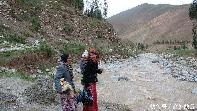 这里的妇女把小花帽作为头饰,因帽子是世界最小的而被载入吉尼斯