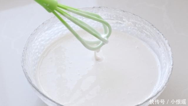 无需揉面的米发糕,搅一搅、蒸一蒸,香甜Q弹有嚼劲,比馒头简单