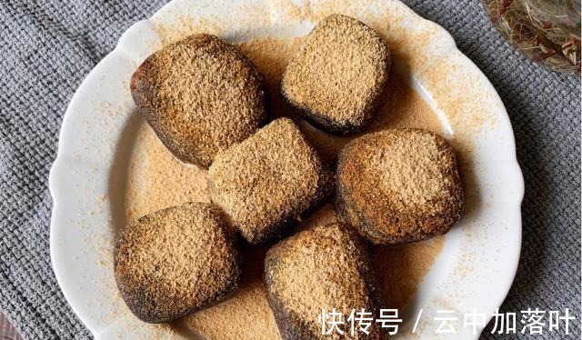 年糕|自制黑芝麻核桃芝士年糕,能拉丝又清甜,关键是一点也不腻!