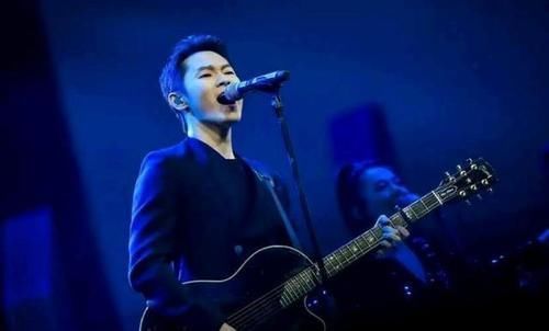 《中国好声音》火了十年,走出无数优秀歌手,现在火的只有他们三