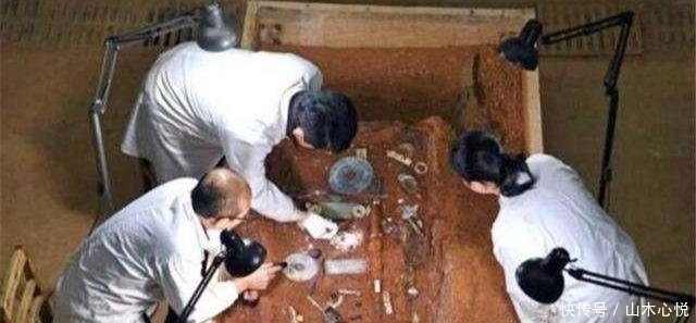 "五星出东方利中国"护臂出土,专家发现,后面还有13字