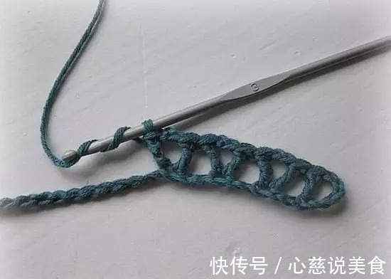 包包$55款超美的钩花包包,只要会钩不同的花,拼缝在一起,就能做出