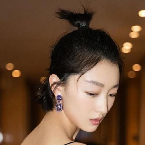 波波头|圆脸女孩一定要拒绝中分，显脸大还俗气，这几款发型才适合你