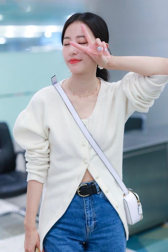 章若楠 秋天凉了别再露腿了,毛衣+长裤温暖又时髦,贼好看