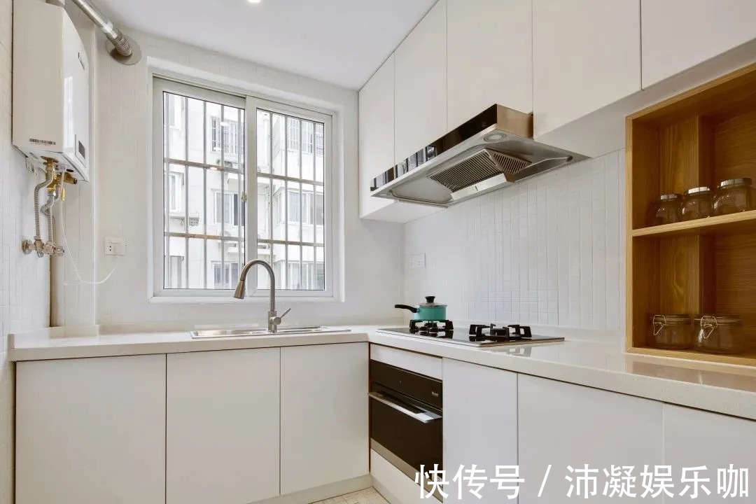 收纳|60㎡简约风小户型,客厅藏张床打开秒变3居室,太机智了!