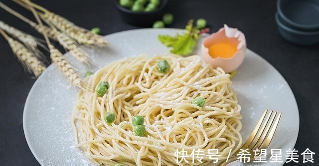 为什么商贩卖的湿面条不会粘在一起答案来了,或许和你想的不同!