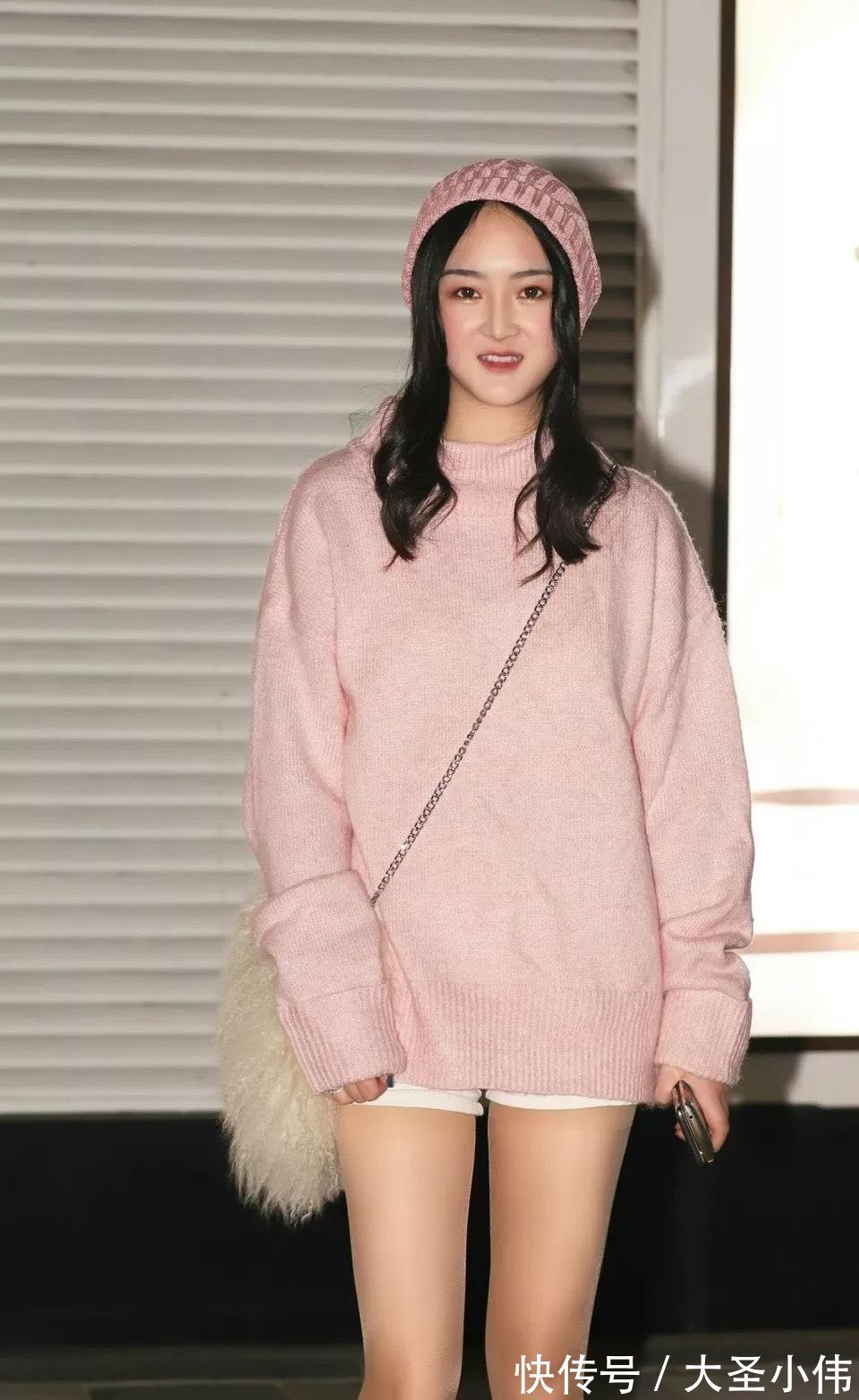 街拍|美女街拍：气质飘飘的姐姐好清纯啊，和闺蜜一起逛街，搭配出自己的精致感觉