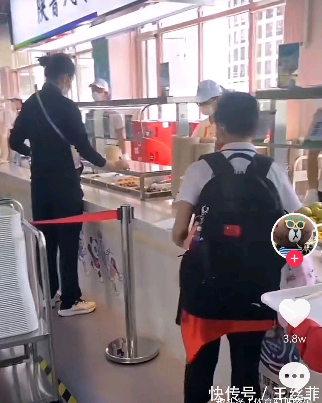 全红婵|管住自己的嘴!全红婵面对众多美食犹豫不决,吃的真不多