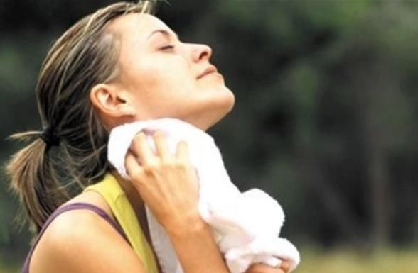 更年期|40岁后的女性,身体若有4种症状,或许是在提醒你更年期到了!