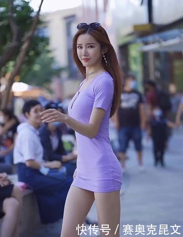 风格|纯色修身T恤裙搭配小白鞋,青春减龄,甜美可爱