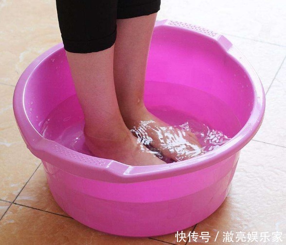 “人泡3脚，命比纸薄”，泡脚时的3个误区，泡出一身子病