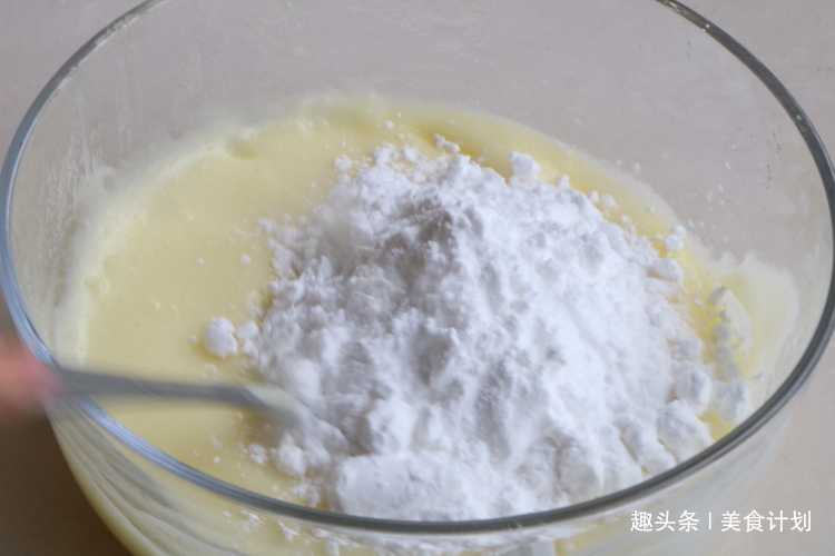 夏天就馋土豆新吃法，搓一搓蒸10分钟，出锅汤汁一滴不剩！