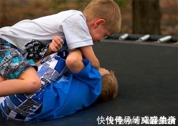 奇奇|男孩在学校受欺负还手,却被班主任罚写检讨,宝妈的做法亮了