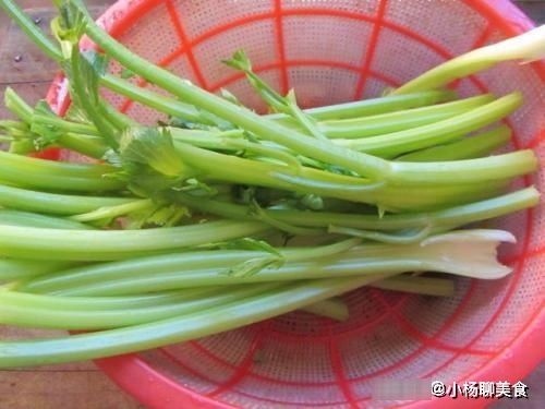 更香|芹菜与它是绝配，比炒肉都更香，多吃提高免疫力，还不会变胖