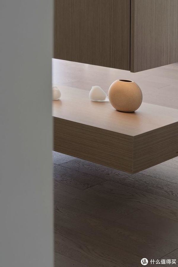 背景墙|南京夫妻129㎡的家,坚持全屋打满柜子,效果不是一般的大气实用