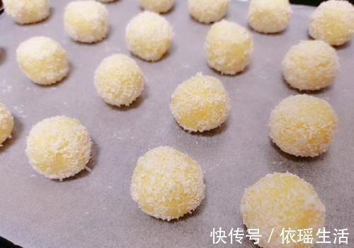 孩子爱吃的椰蓉球，趁周末多做些，不用打发，简单拌拌，香酥可口