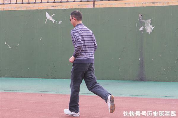 仰卧起坐|男性45岁后,2类动作不再适合做,避免健身变“伤身”