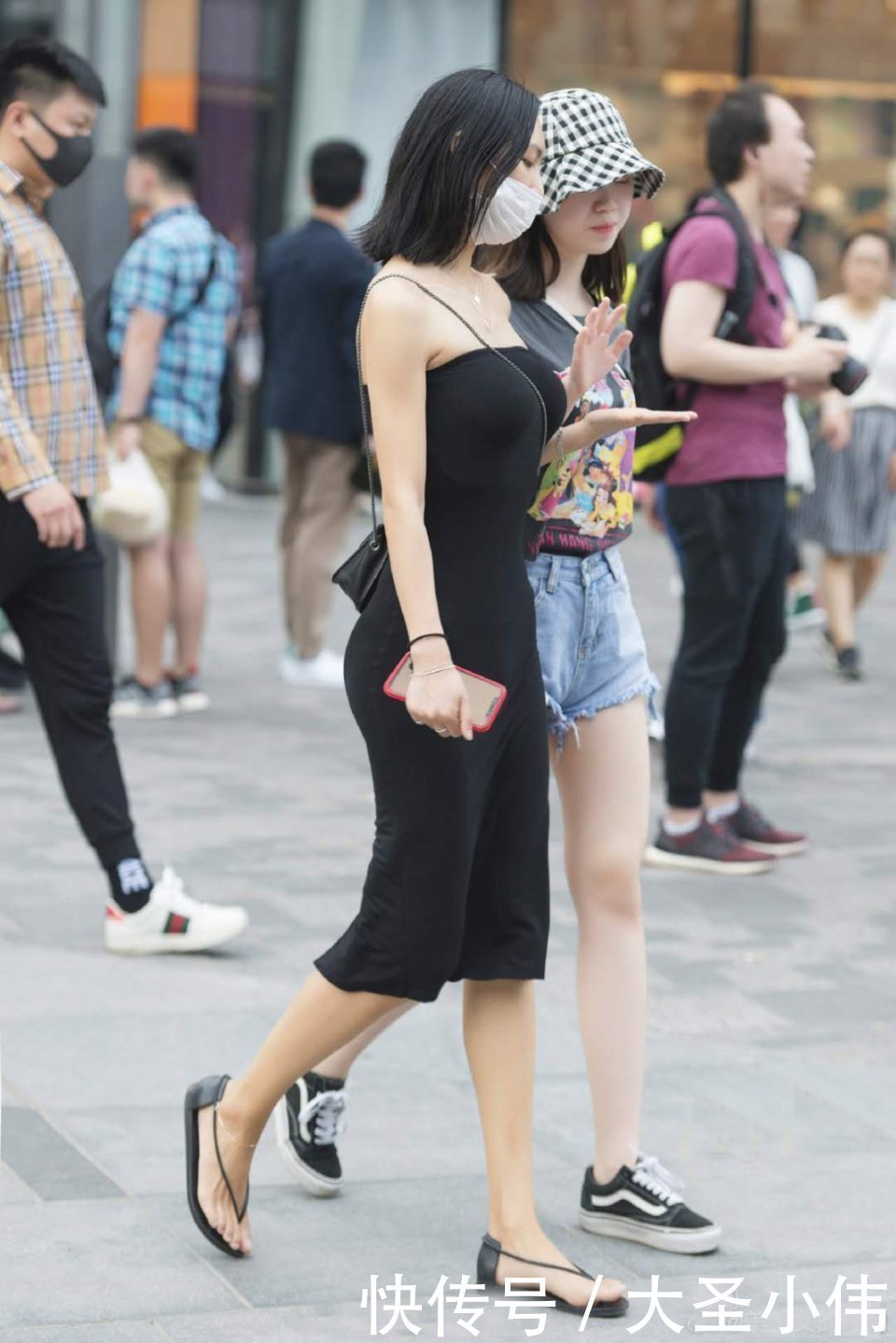 美女|美女街拍一字肩连衣裙后开叉街拍,尽显优雅轻熟风