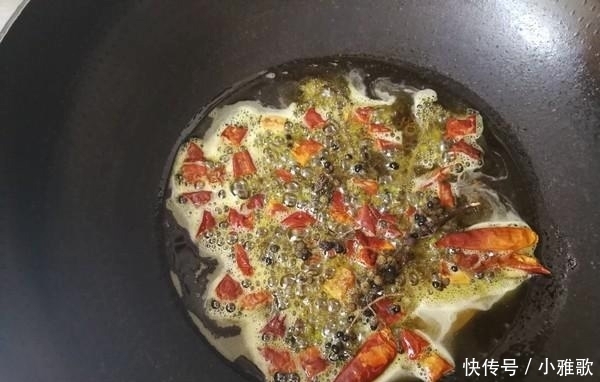 抠门|6个人只吃一盘菜,以为同事抠门,菜一上桌大家纷纷掏出手机