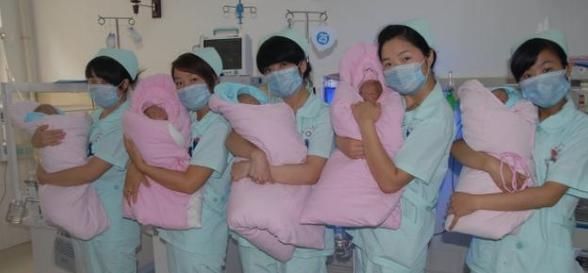 生下|90后宝妈生下5胞胎,报喜护士告知家人孩子性别后,丈夫笑出声
