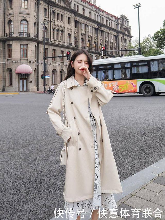 温柔米色风衣是秋天“专属色”，OVERSIZE版型，上身大气又时髦