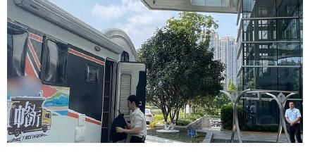 晓明哥|《中餐厅5》路透：黄晓明戴金边眼镜身材有型，丁真龚俊也加盟