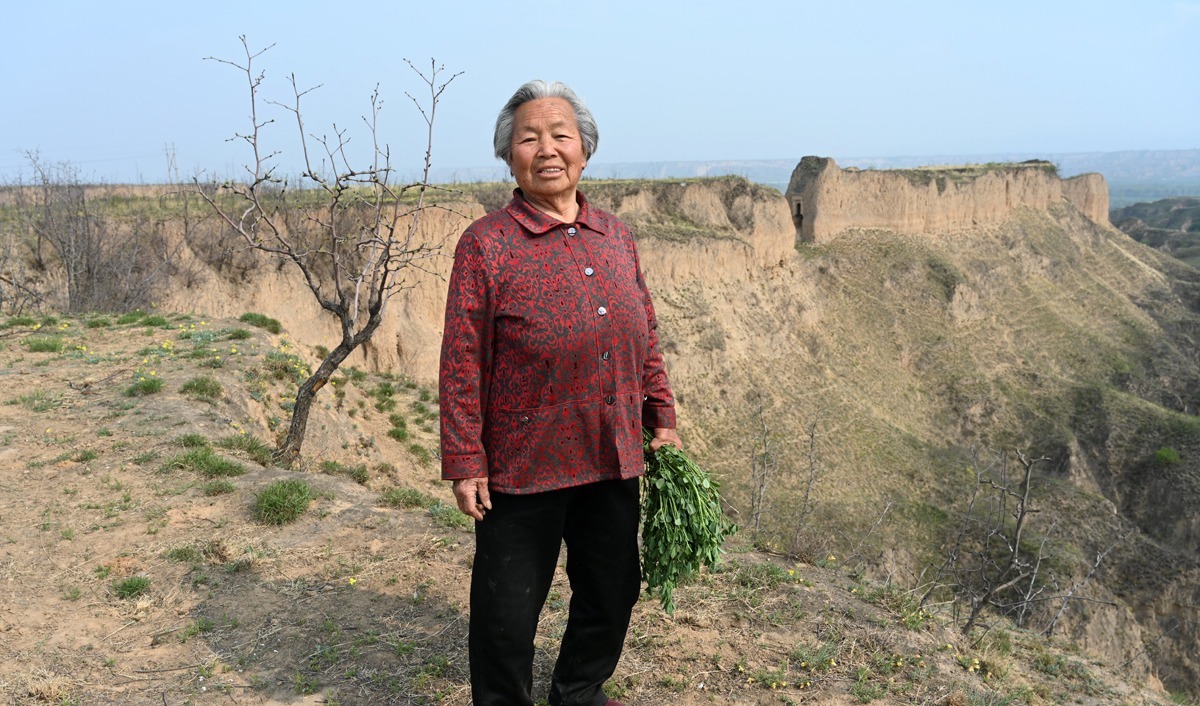 砖块|黄土高坡百米绝壁藏神秘古堡，无人知道原委，80岁大娘揭开秘密