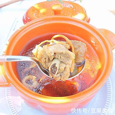 这道虫草栗子鸡腿炖汤发到朋友圈，留言全说被馋哭