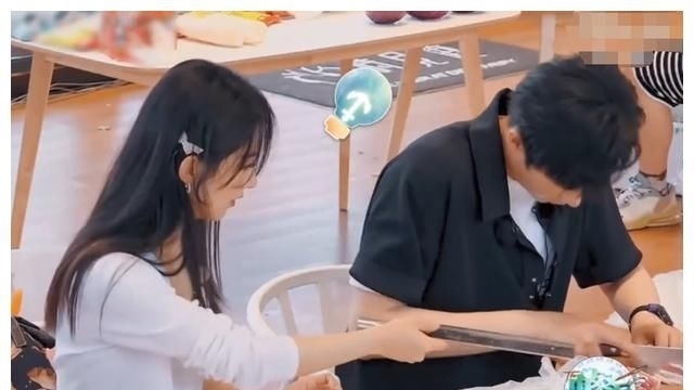 刀刃 《中餐厅》赵丽颖递刀动作再惹争议,刀刃对人太危险,细节很重要