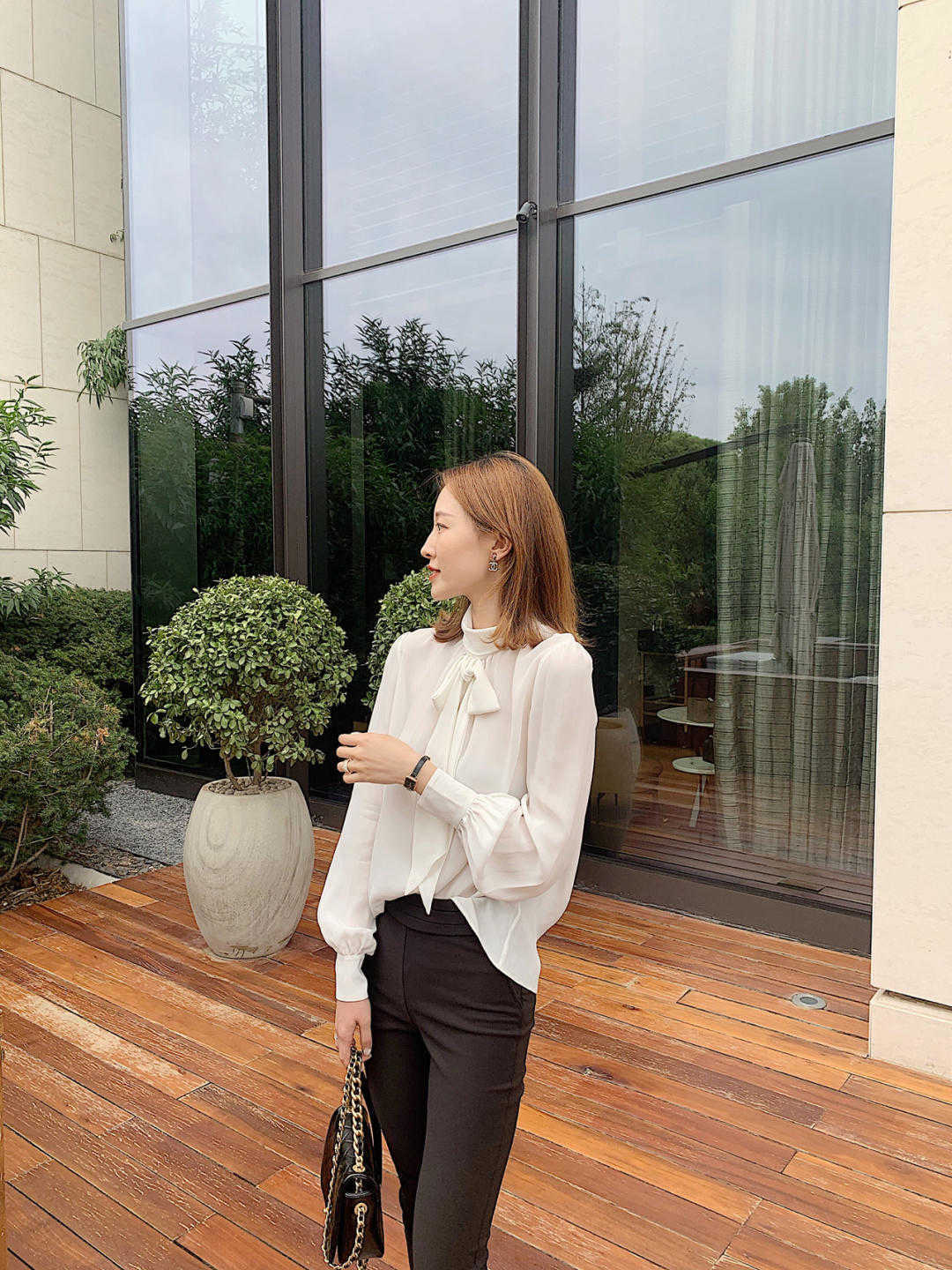 时尚博主|职场面试怎么穿?白色系带衬衫配西装裤干练优雅,一点不呆板