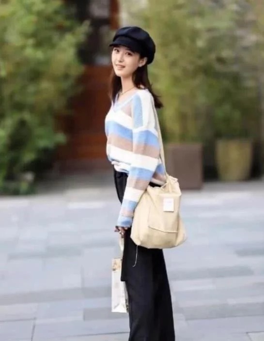 街拍美女高颜值的时尚搭配,精致的妆容,更加让人难忘