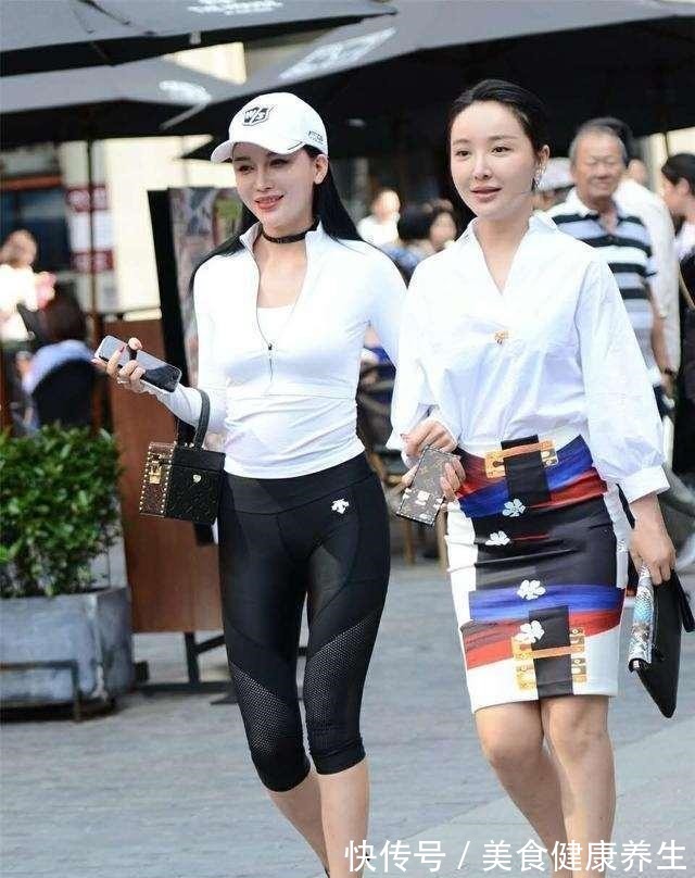 搭配 黑色打底裤搭配时尚白色上衣,时尚潮流感,让你的身材看起来挺拔!