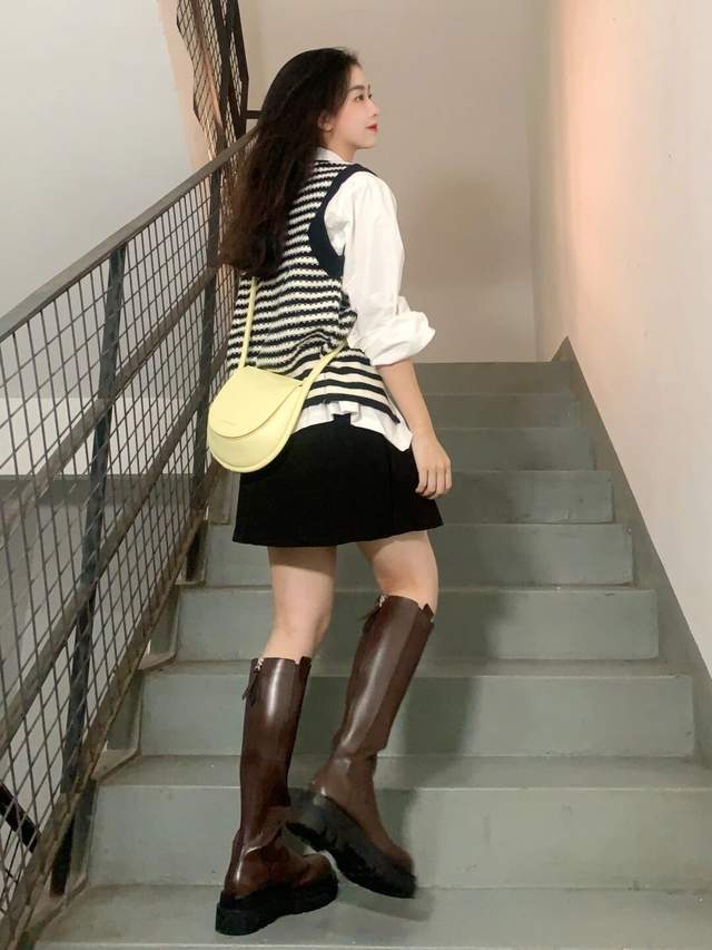 穿搭|秋季,西服怎么穿才好看?搭配上黑色针织衫和半身裙,高级又时髦